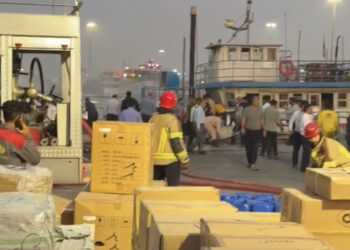 واکنش سریع دریابانی کیش در مهار حریق یک فروند شناور باری