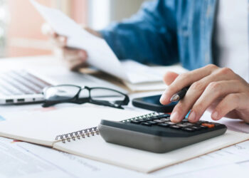 حقوق بگیران کیش زیر بار مالیات های تکراری