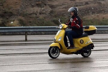 انتقاد تند یک روزنامه از طرح گواهینامه موتور زنان!