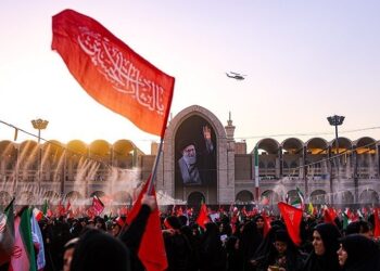صفوف متراکم عزاداران در نماز بر پیکر شهدا