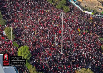 تصاویر هوایی از تشییع رهبر شهید در مسجد جمکران (عکس)